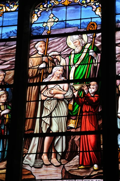 Frankrike, glassmaleri i kirken Batz sur Mer – stockfoto