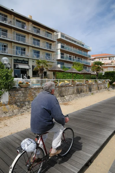 Frankrig, cykelrytter på en gangbro i Arcachon - Stock-foto
