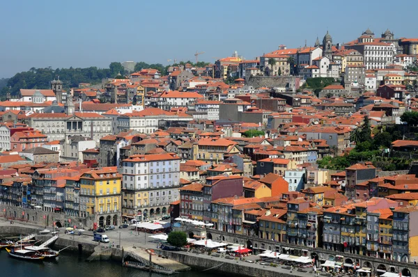 Португалия, старые исторические дома в Порту — стоковое фото