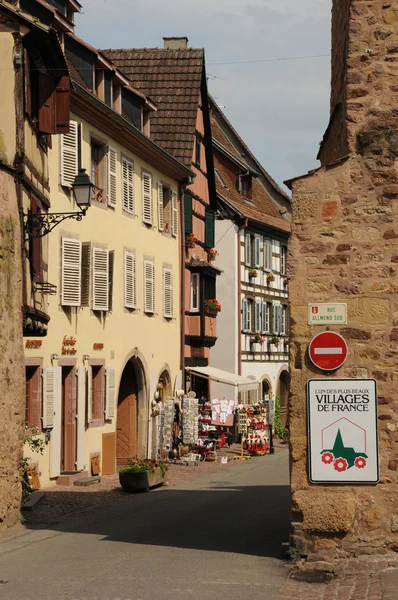 Francja, Alzacja, malowniczego starego domu w mieście eguisheim — Zdjęcie stockowe