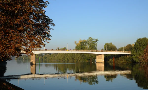 Франция, мост через Сену между Меланом и Мюро — стоковое фото