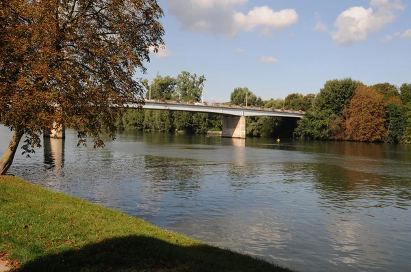 Francia, puente sobre el río Sena entre Meulan y Les Mureaux —  Fotos de Stock