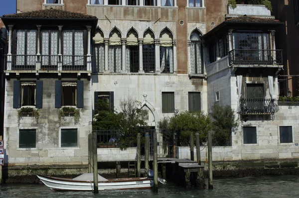 Itália, palácio velho perto do Grande Canal em Veneza — Fotografia de Stock