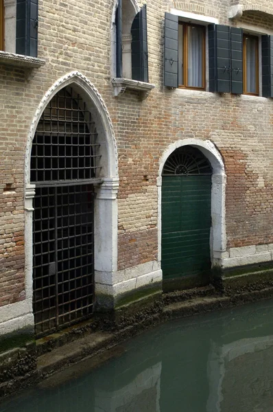 イタリア、ヴェネツィアの大運河の近くに古い宮殿 — ストック写真