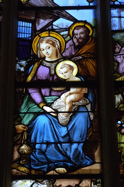 Perancis, jendela kaca patri di gereja Saint Martin of Triel — Stok Foto