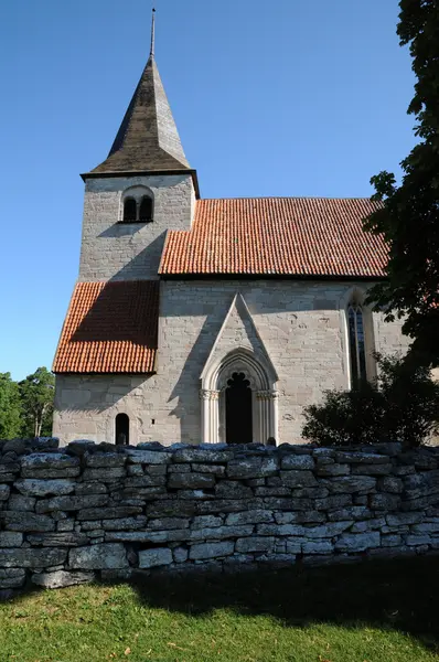 Swenden, die kleine alte Kirche von bro — Stockfoto
