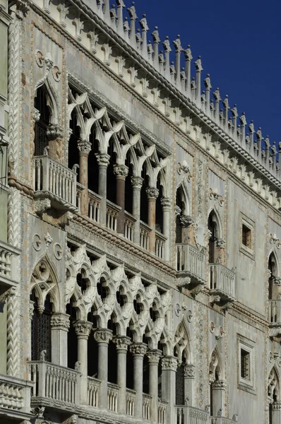 Itálie, starý palác nedaleko canal Grande v Benátkách — Stock fotografie