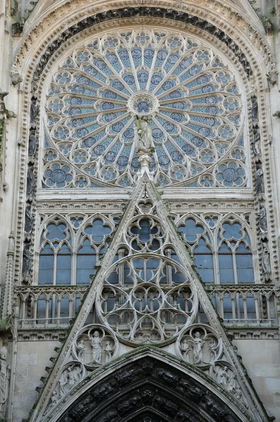 Katedraali lasimaalaus ikkuna Rouen Normandiassa — kuvapankkivalokuva
