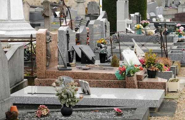 France, ancienne tombe aux Mureaux cimetière — Photo