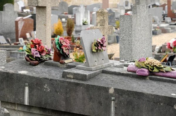 France, ancienne tombe aux Mureaux cimetière — Photo