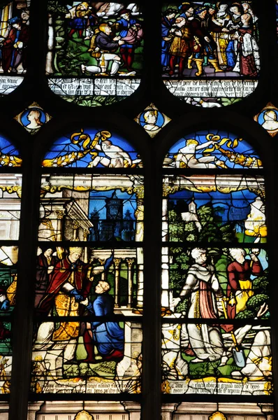フランス、ポントワーズ大聖堂のステンド グラスの窓 — ストック写真