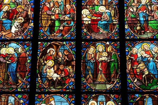 Ranska, lasimaalaus Pontoisen katedraalissa — kuvapankkivalokuva