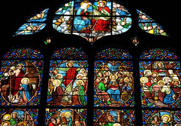 Frankrike, glassmaleri i katedralen i Pontoise – stockfoto