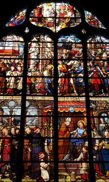 Francie, obarví-skleněná okna v katedrále pontoise — Stock fotografie
