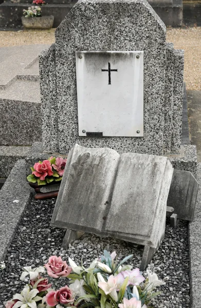 França, antiga tumba em Les Mureaux cemetary — Fotografia de Stock