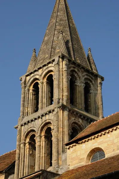 Ile de france, den gamla kyrkan av jouy le moutier — Stockfoto