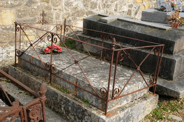 발 d Oise, Courdimanche 묘지에서 오래 된 무덤 — 스톡 사진