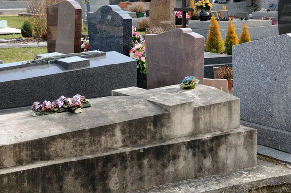 Val d oise, gammal grav i courdimanche kyrkogård — Stockfoto