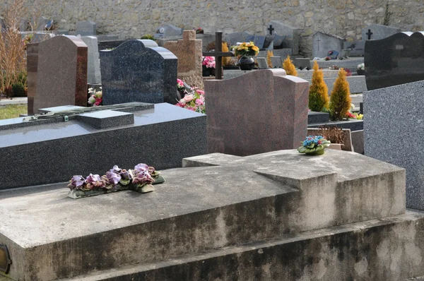 Val d oise, gammal grav i courdimanche kyrkogård — Stockfoto