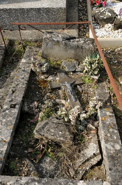 Валь-д "Уазе, старая гробница на кладбище Курдиманш — стоковое фото