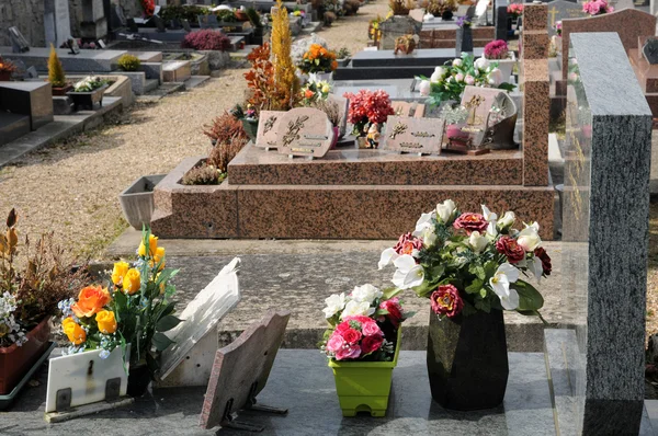 Валь-д "Уазе, старая гробница на кладбище Курдиманш — стоковое фото
