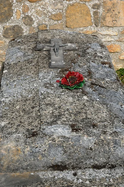 Val d oise, oude graf op het kerkhof van de courdimanche — Stockfoto