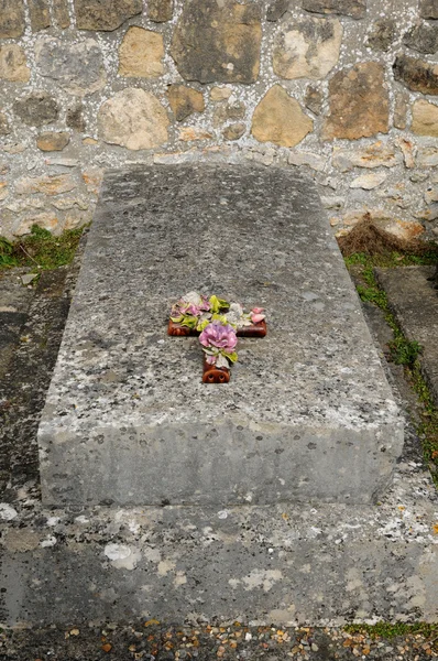 Val d oise, oude graf op het kerkhof van de courdimanche — Stockfoto