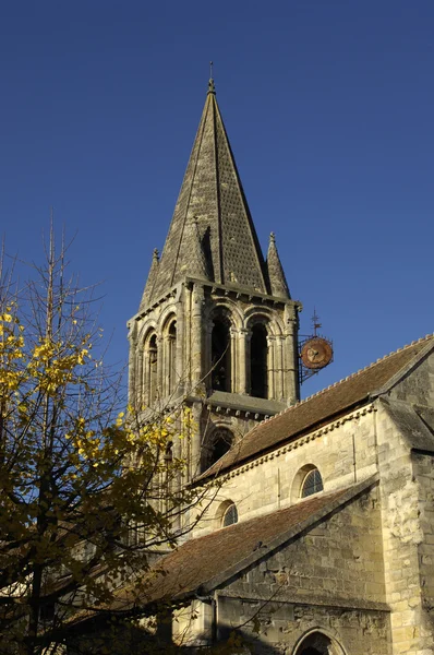 Ile de France, a antiga igreja de Jouy Le Moutier — Fotografia de Stock