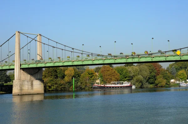 法国、 悬索桥王安石 sur 塞纳河畔 — 图库照片