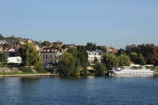 法国，王安石 sur 塞纳河之城 — 图库照片