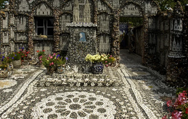 La maison picassiette, een oud huis versierd aardewerk mozaïek — Stockfoto
