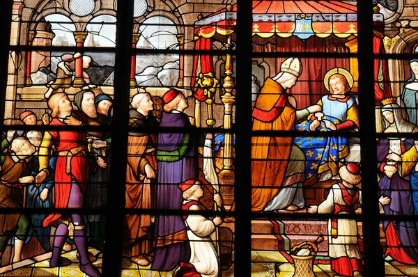 法国，在蓬图瓦兹的大教堂的彩色玻璃窗口 — 图库照片
