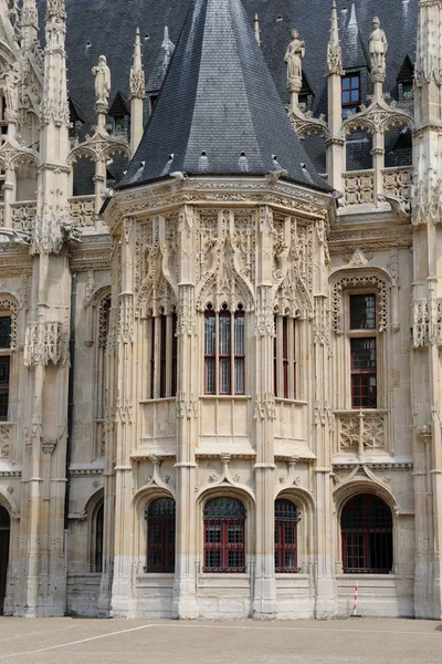 Francia, palacio de justicia gótico de Rouen en Normandía — Foto de Stock