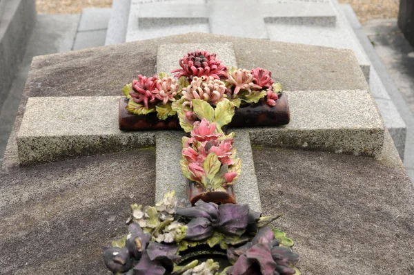 Francia, vecchia tomba a Les Mureaux cimitero — Foto Stock