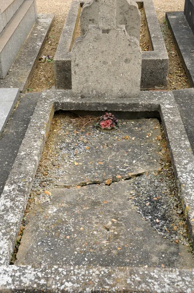 Frankrijk, oude tombe in Les Mureaux begraafplaats — Stockfoto