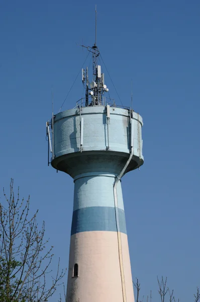 Francie, vodárenská věž courdimanche d al-v oblasti oise — Stock fotografie