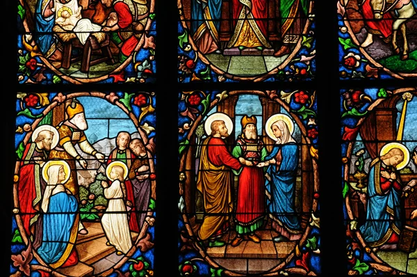 Франція, вікно вітражі в соборі Pontoise — стокове фото