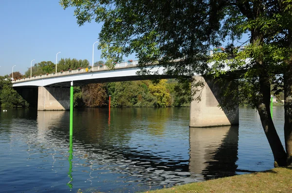 Francia, puente sobre el río Sena entre Meulan y Les Mureaux — Foto de Stock