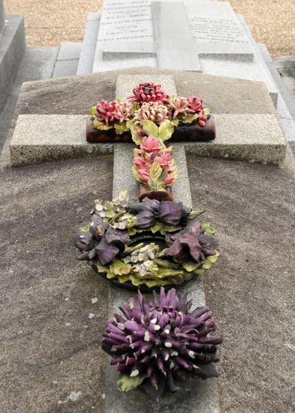 Francja, stary grób na cmentarzu Les Mureaux — Zdjęcie stockowe