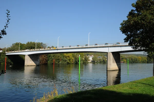 Francia, puente sobre el río Sena entre Meulan y Les Mureaux —  Fotos de Stock
