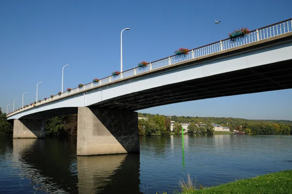 Francie, most přes řeku Seinu mezi meulan a les mureaux — Stockfoto
