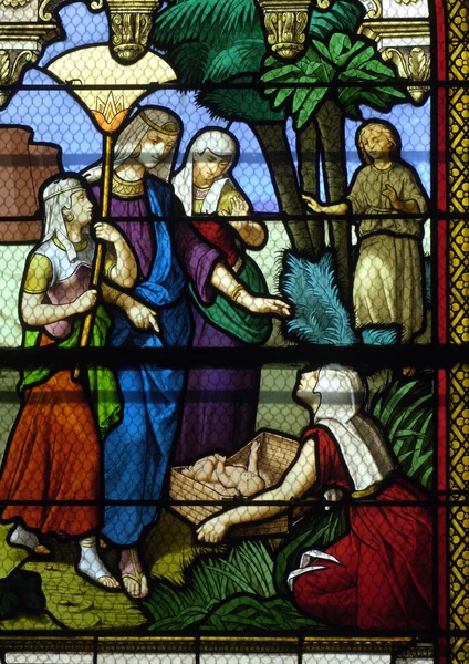 Francia, vetrata nella chiesa di Les Mureaux — Foto Stock