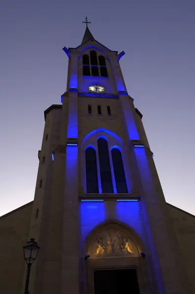 Francia, iglesia de Les Mureaux por la noche — Foto de Stock