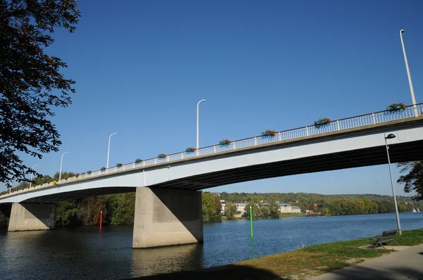 法国塞纳河之间 meulan 和 les mureaux 桥 — 图库照片