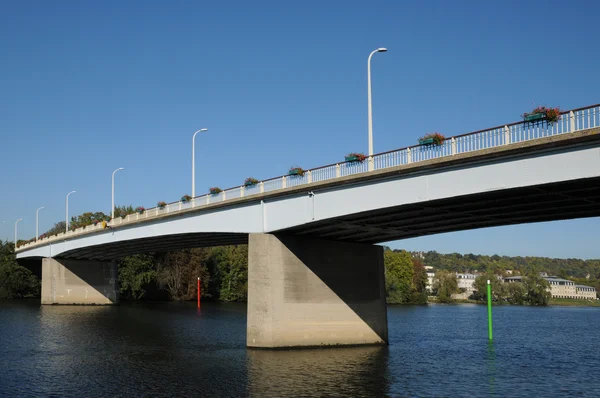 Francie, most přes řeku Seinu mezi meulan a les mureaux — Stock fotografie