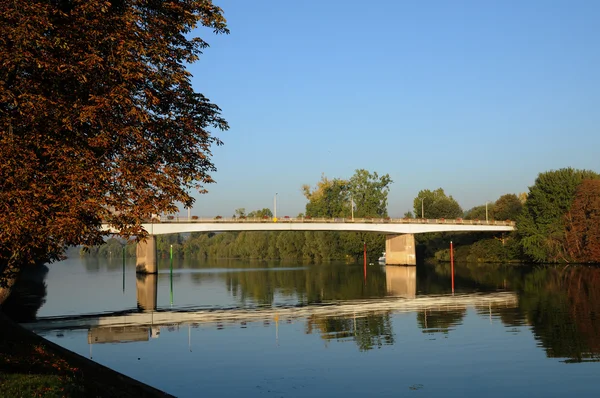 Francie, most přes řeku Seinu mezi meulan a les mureaux — Stockfoto
