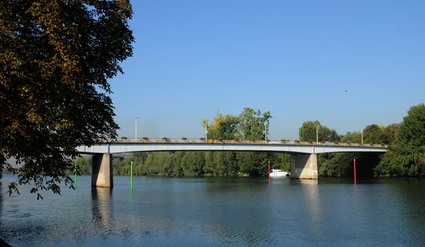 Fransa, meulan ve les mureaux seine Nehri Köprüsü — Stok fotoğraf