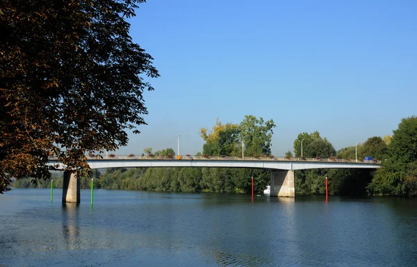 Francja, most na rzece seine między meulan i les mureaux — Zdjęcie stockowe