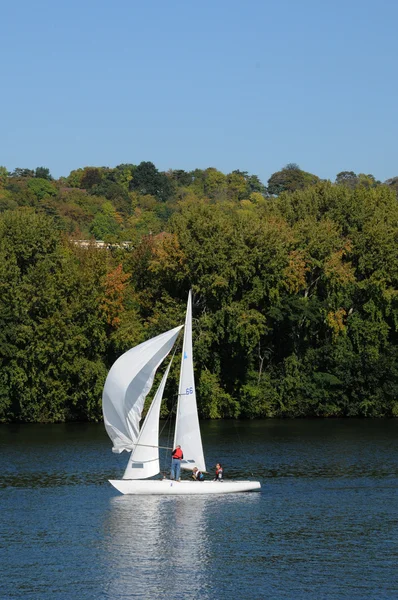 França, Les Mureaux, barco à vela no rio Sena — Fotografia de Stock