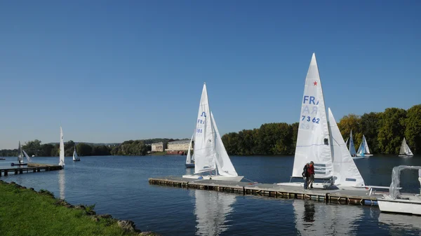 Fransa, les mureaux, seine Nehri üzerinde tekne yelken — Stok fotoğraf